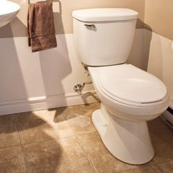 Pourquoi vos toilettes fuient-elles à la base ?