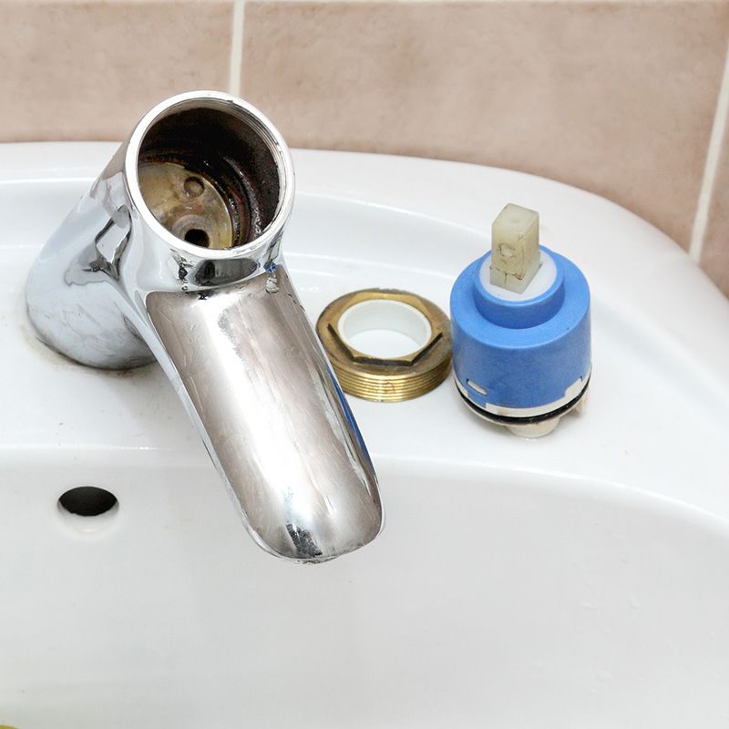 Réparation fuite d'eau robinet au niveau du col