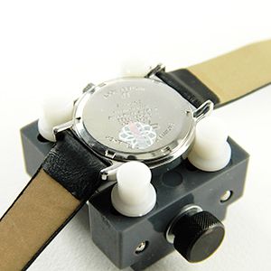 Ouvrir-une-montre-avec-balle-antistatique 2 1