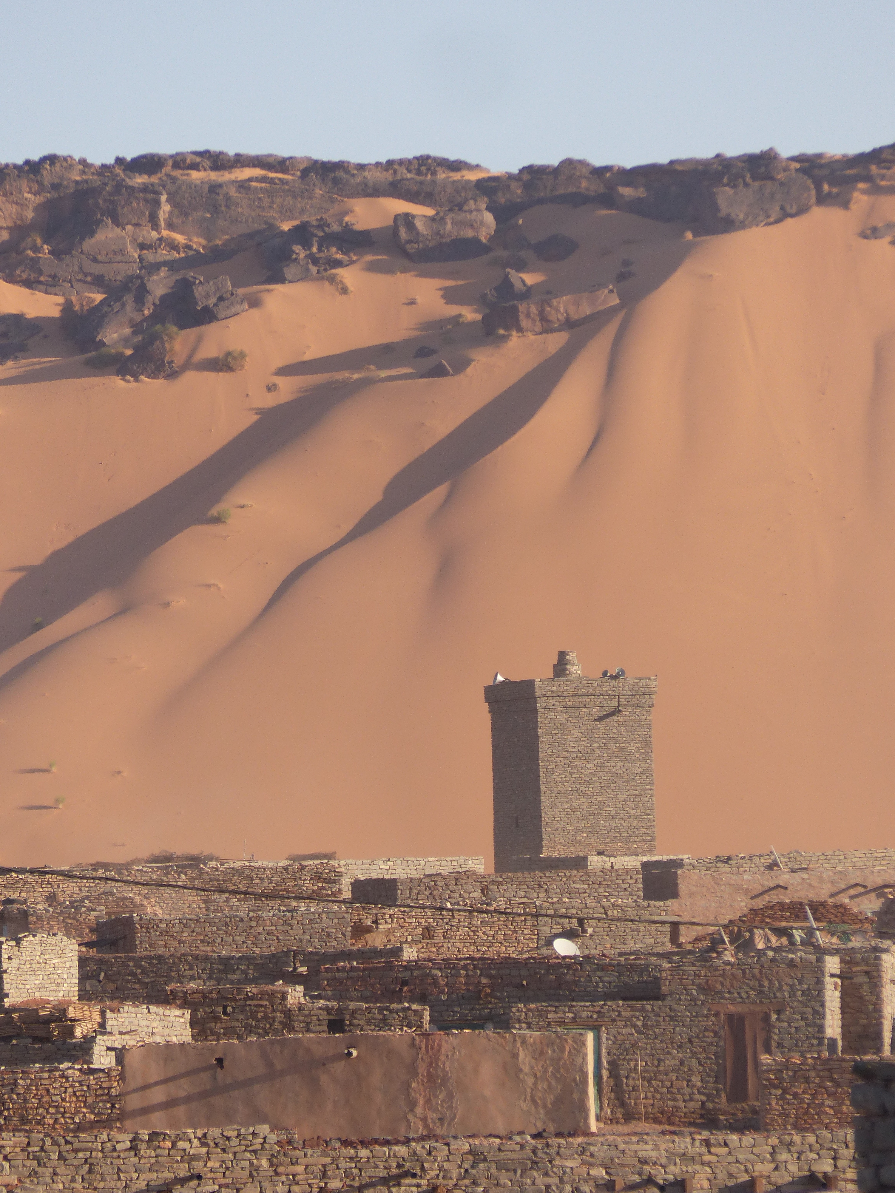 Lovée au milieu des dunes, au pied de l'imposant Dhar, le ksour de Tichitt est un joyau du désert de Mauritanie, inscrit au patrimoine mondial de l'Unesco. Elle a accueilli le festival des villes anciennes de Mauritanie.en 2023.