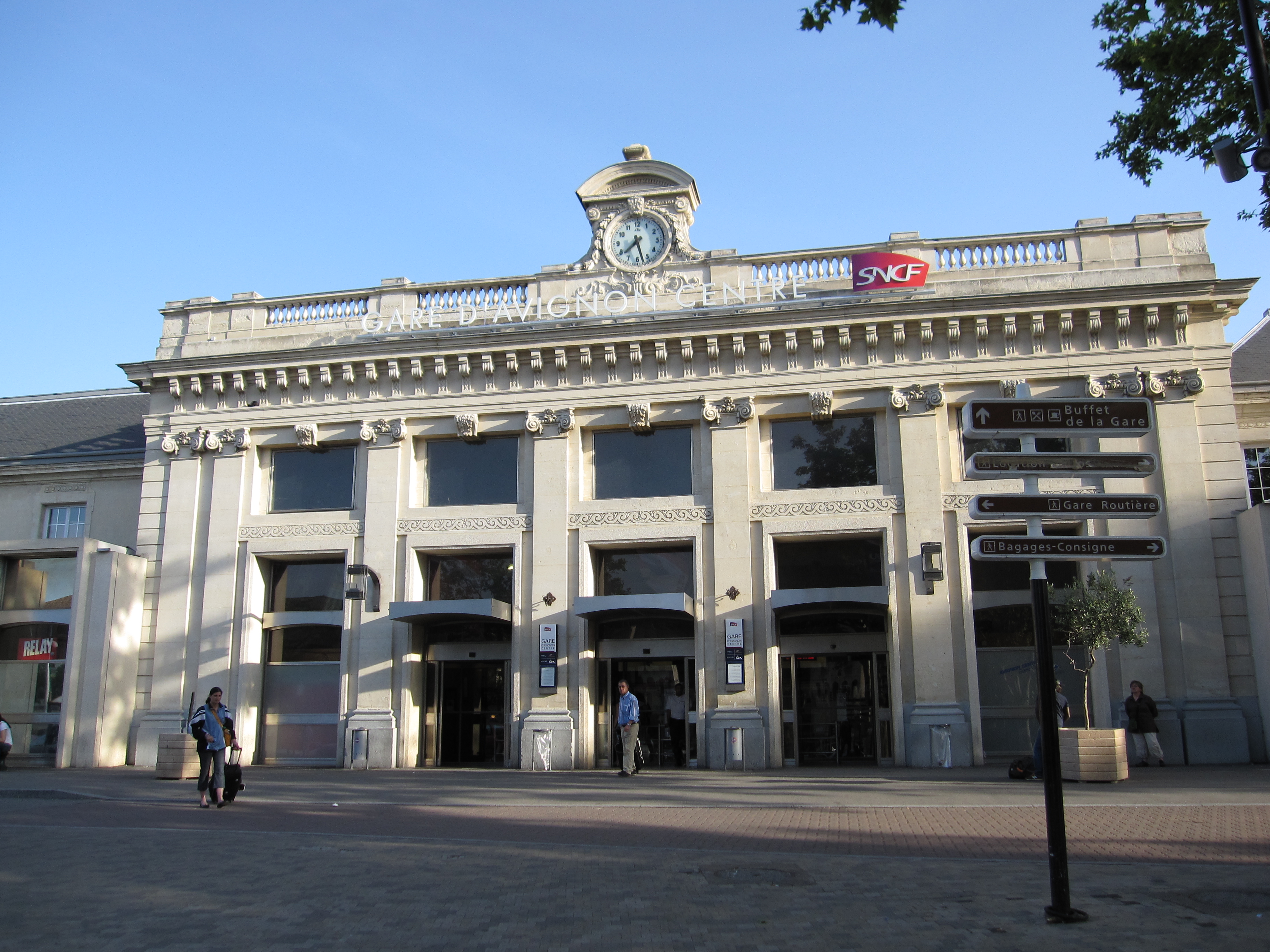 Facade gare avignon centre ville