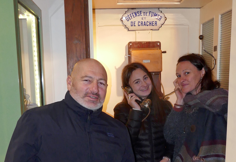 Une famille de Toulon visite le musée