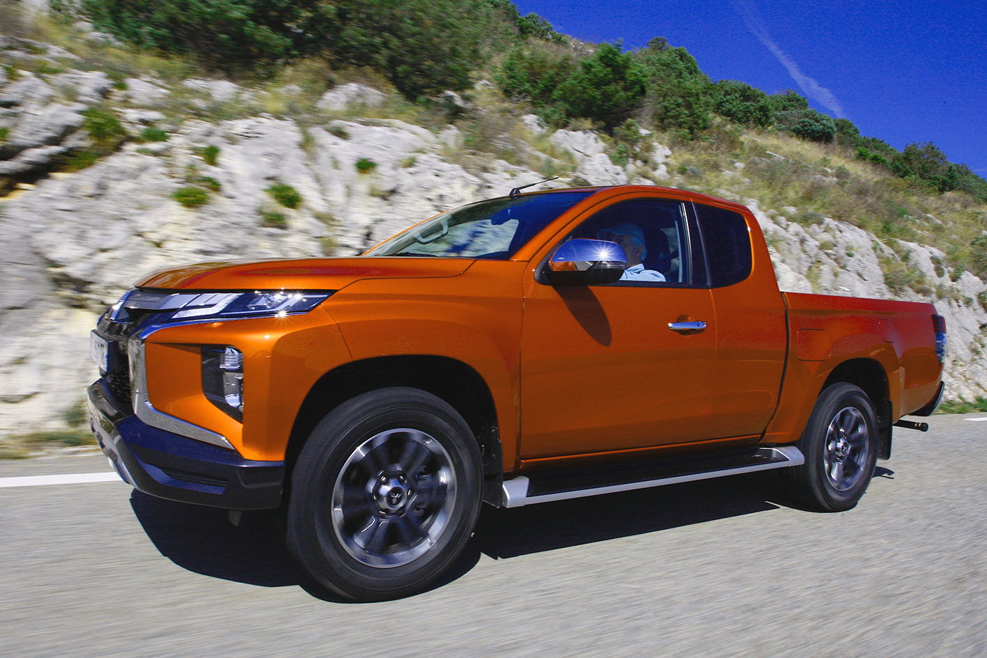 Avec sa face avant volontaire le nouveau l200 ne passe pas inapercu dans le trafic photo mitsubishi 1570463817