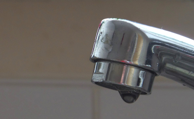 Pourquoi les eaux noires sortent-elles du robinet ?