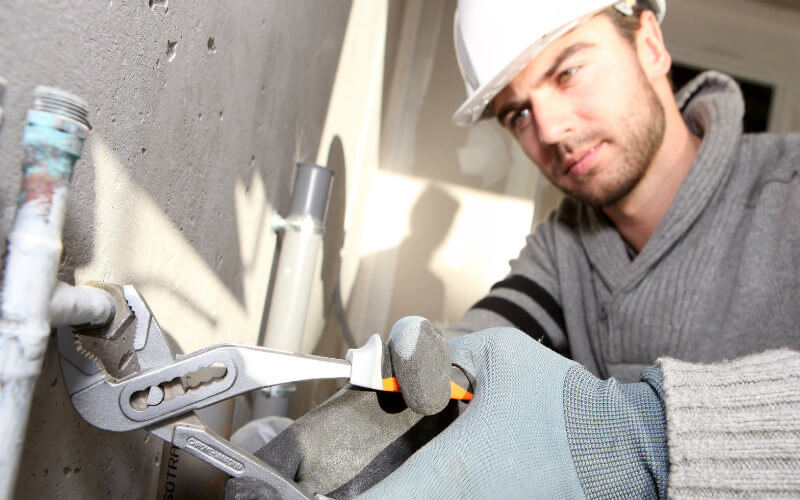 Dépannage plomberie par un bricoleur : Comment faire réparer les conduites d'eau dans une maison ?