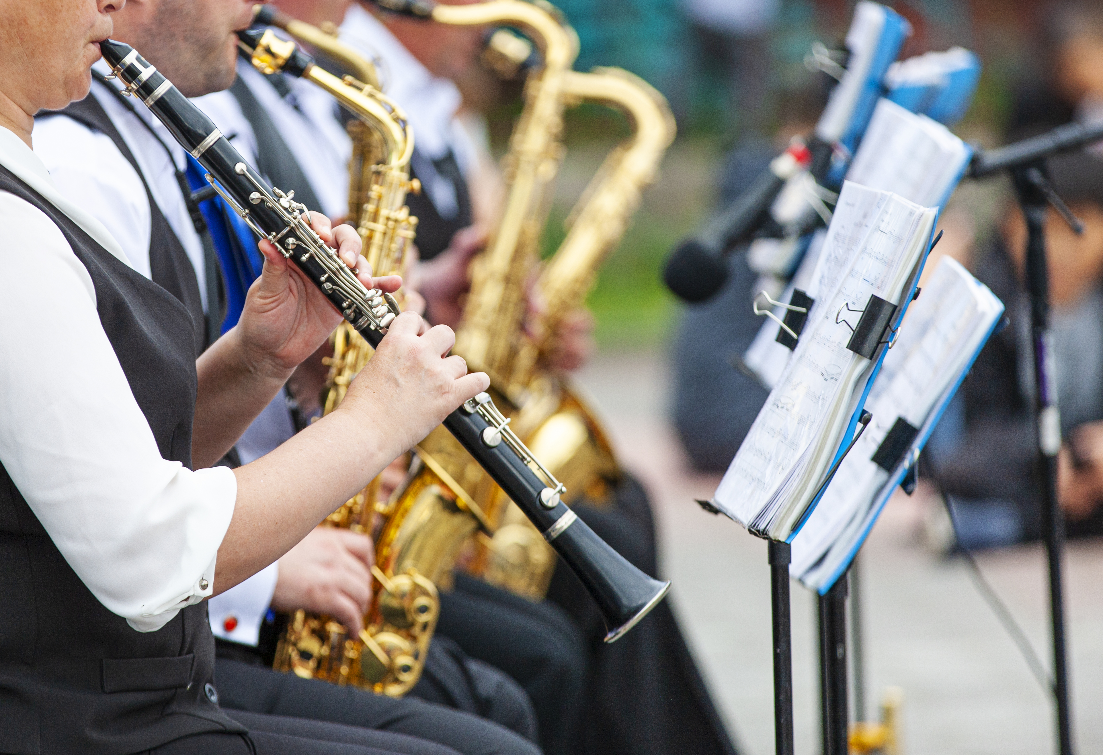 Mise au point selective musiciens jouant dans vetements exterieur dans rue