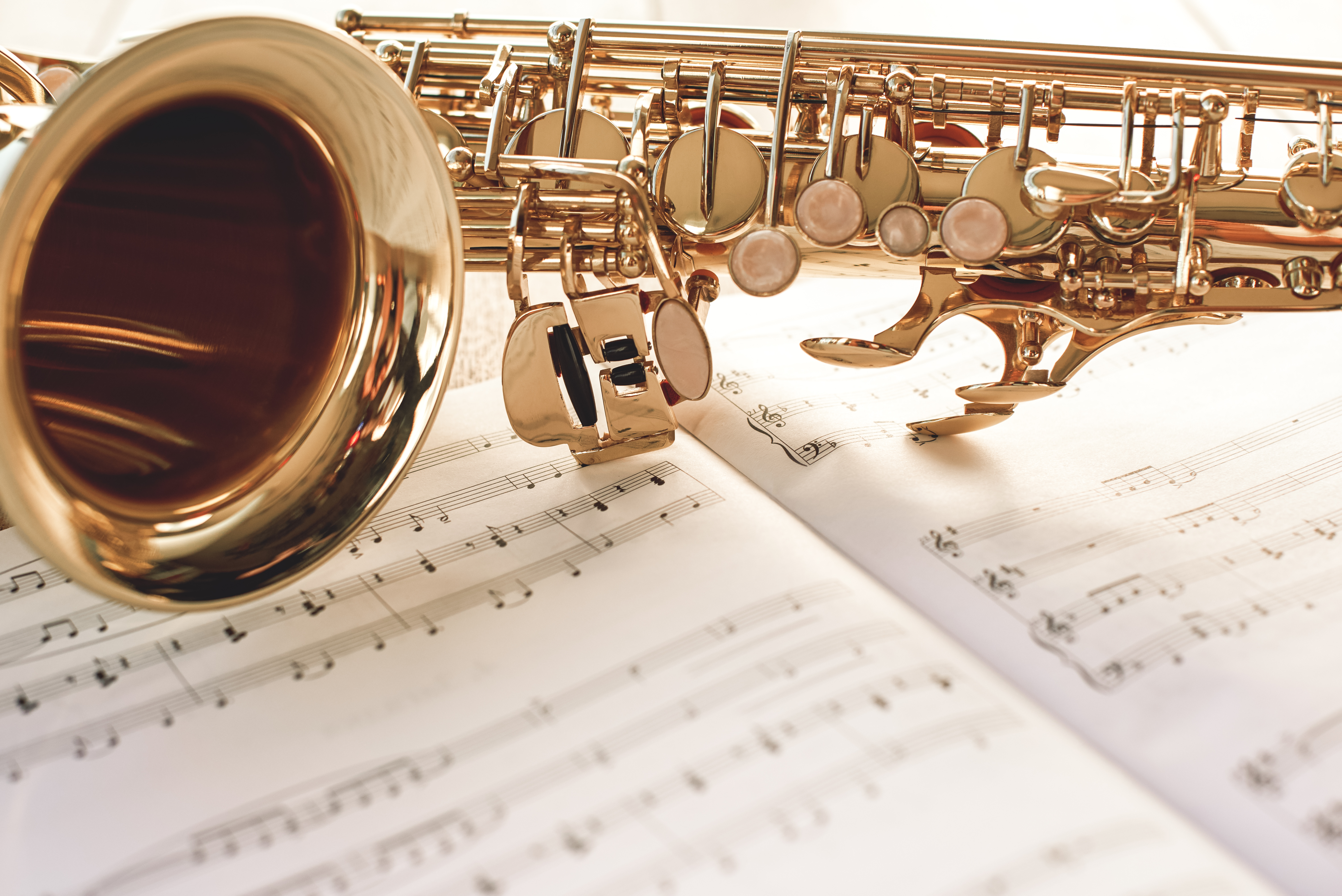 Plan rapproche beau brillant saxophone or se trouvant notes musique