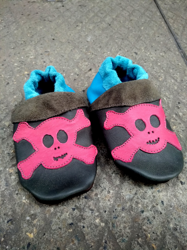 Anna bauer chaussons bebe tete de mort