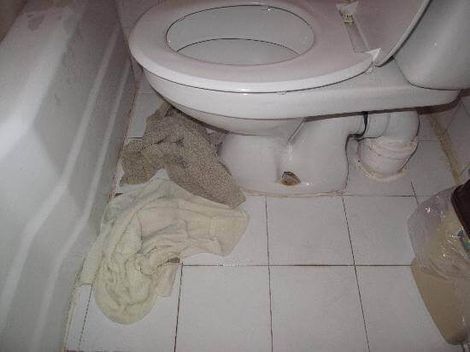 Pourquoi mes toilettes fuient-elle à la base ?