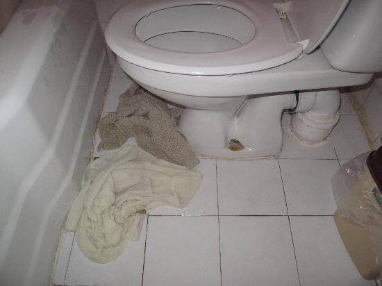 Pourquoi mes toilettes fuient-elle à la base ?