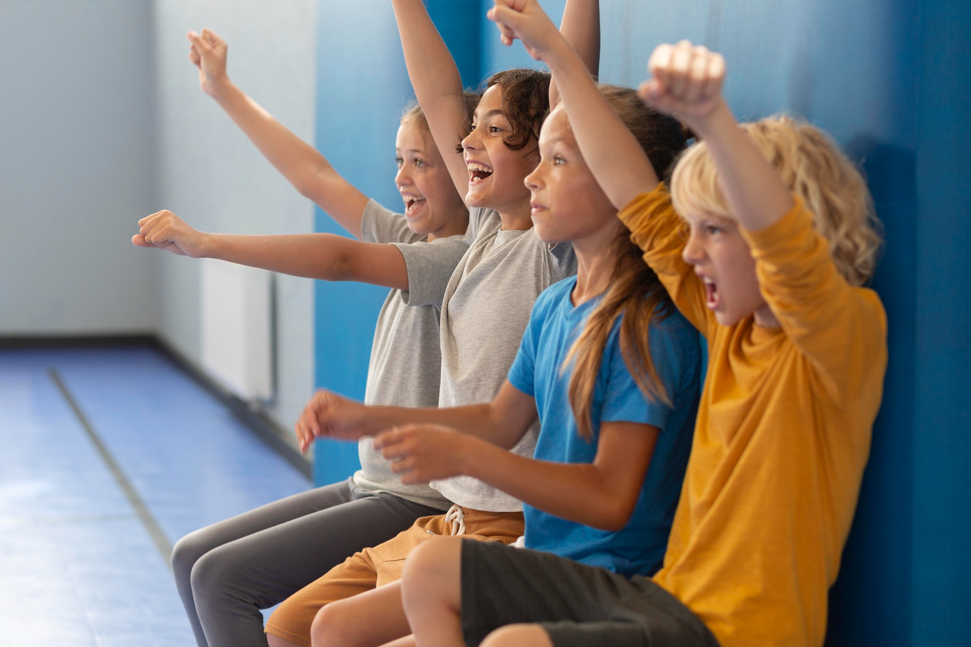 Enfants-heureux-profitant-leur-cours-gym