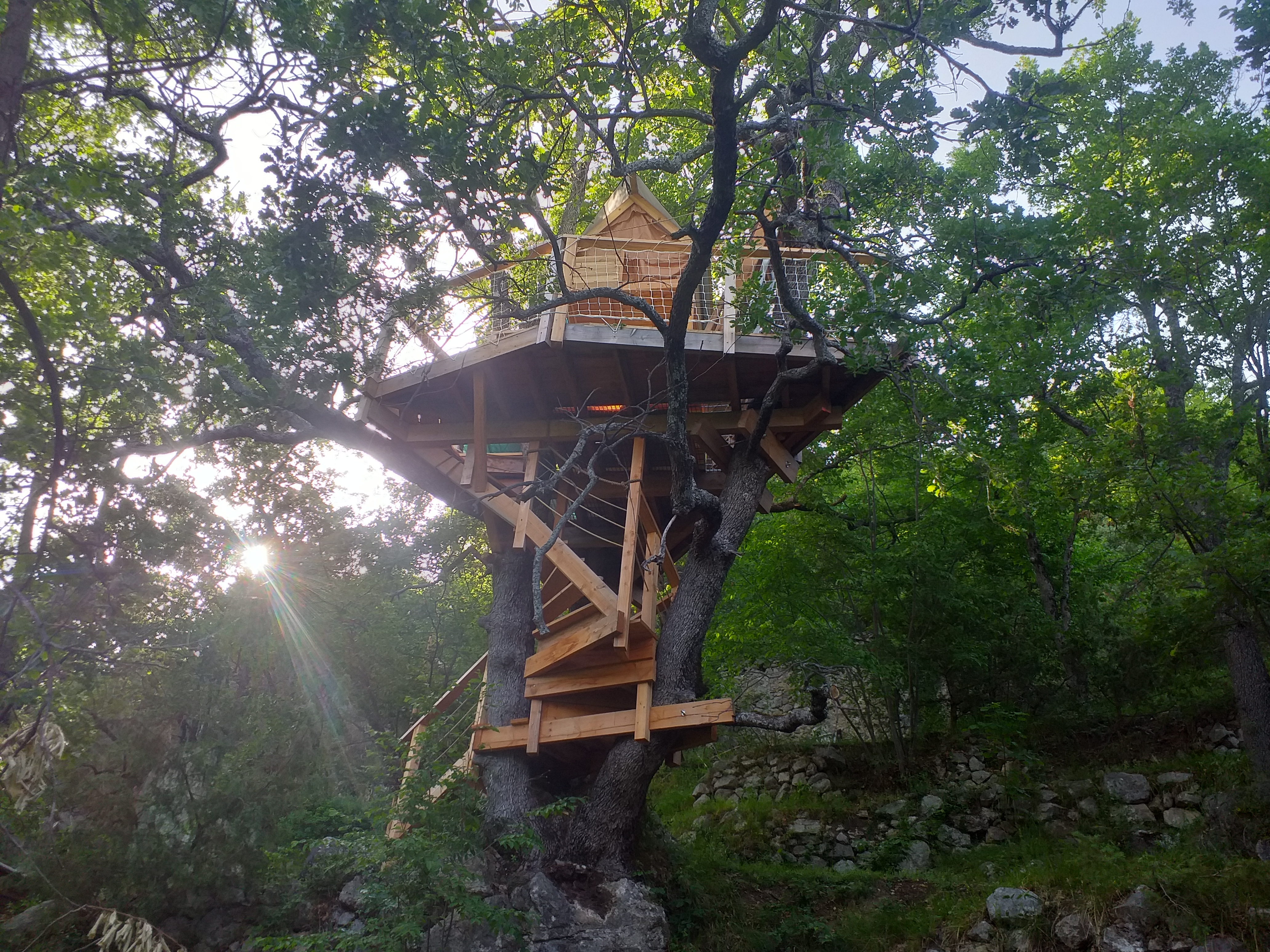 Perchée dans la canopée de trois beaux chênes, cette installation vous offrira une vue incroyable sur la vallée.