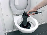 Comment déboucher rapidement la cuvette des toilettes ?