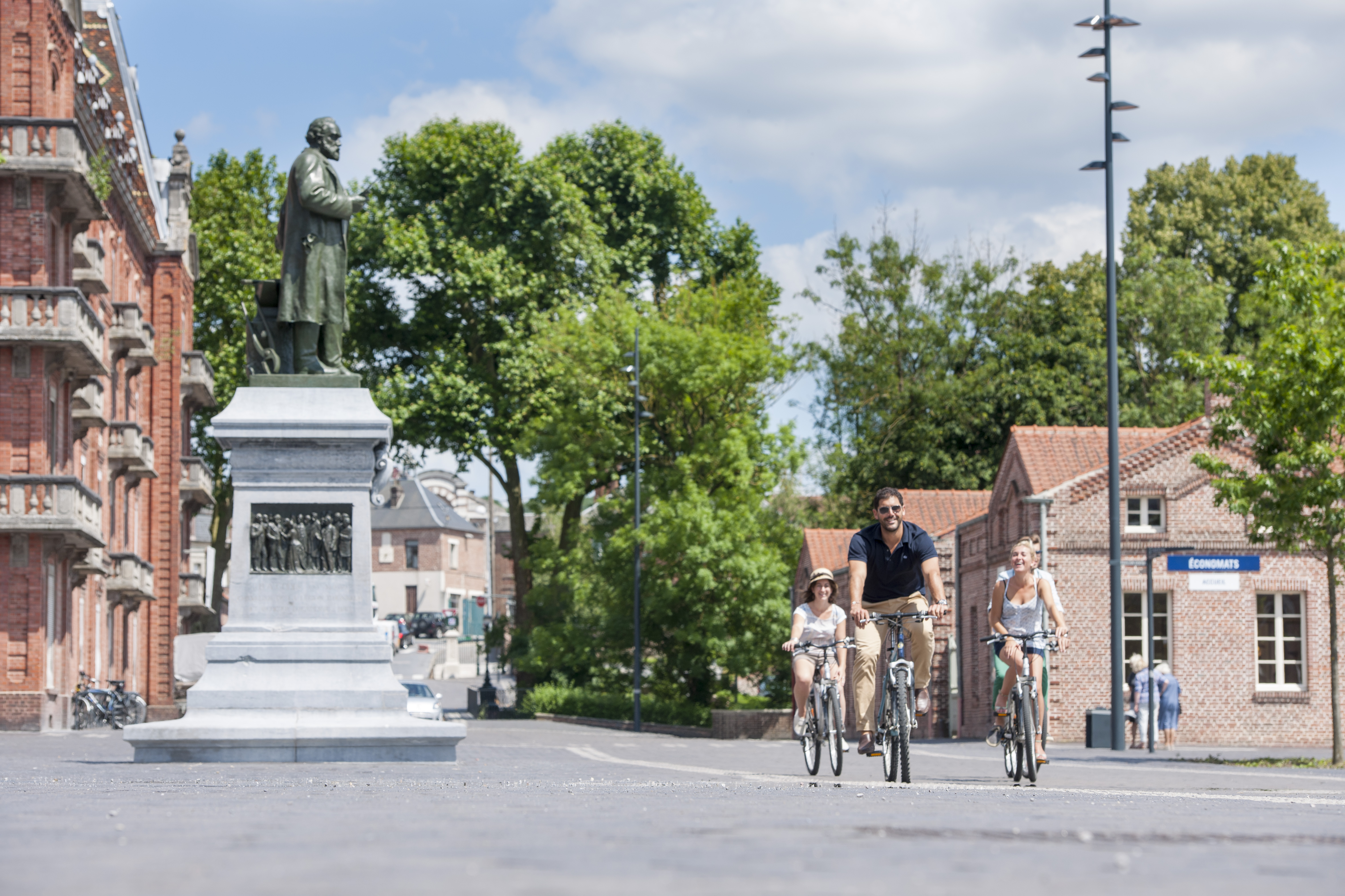 Guise le familistere et la statue godin