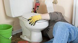 Quelles sont les causes des fuites au niveau de la bride des toilettes ?