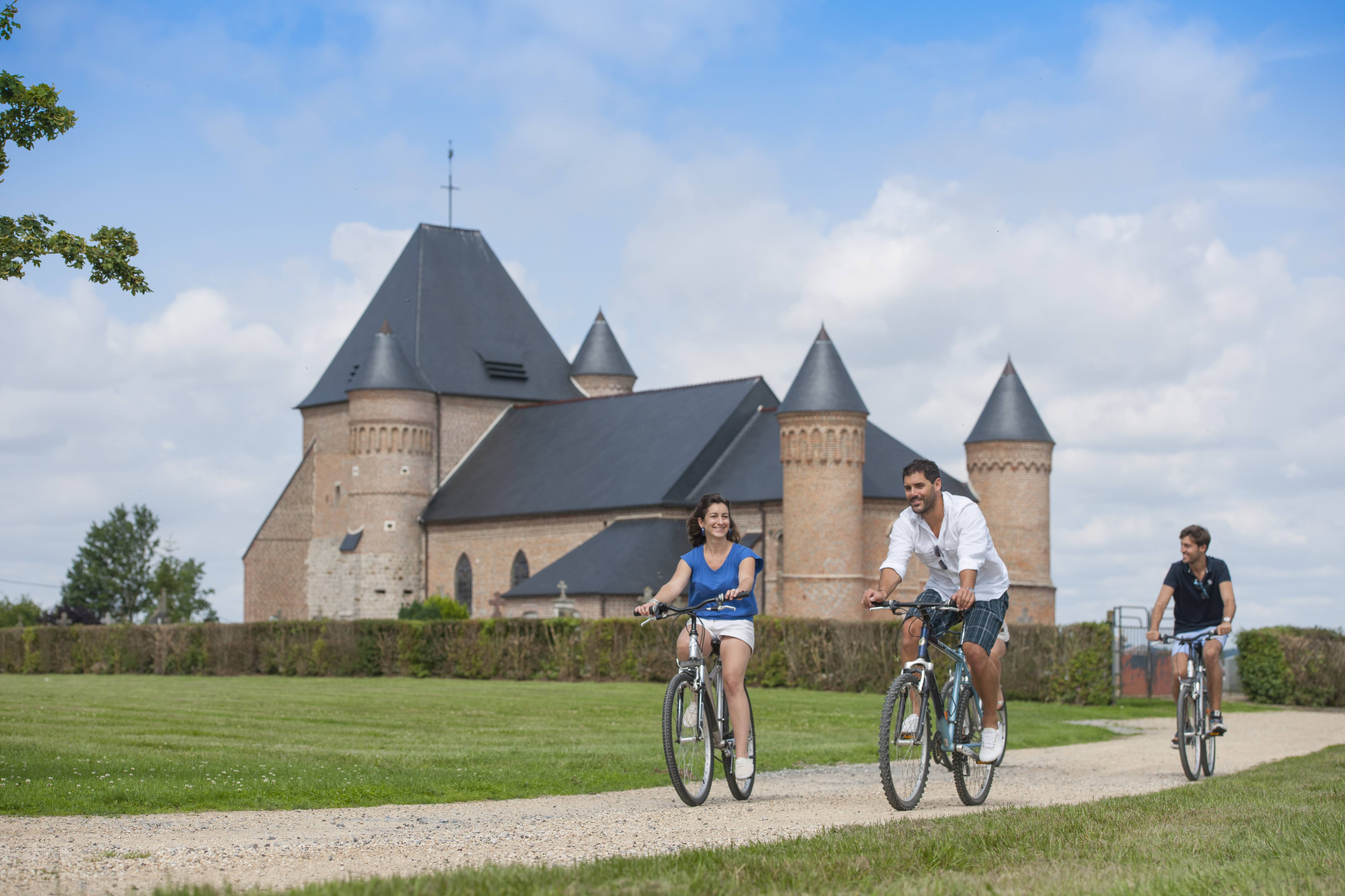 Flavigny-Le-grand-l-eglise-fortifiee-et-la-voie-verte-1-