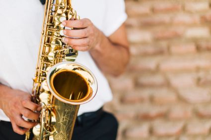 Gros plan saxophone joue par homme