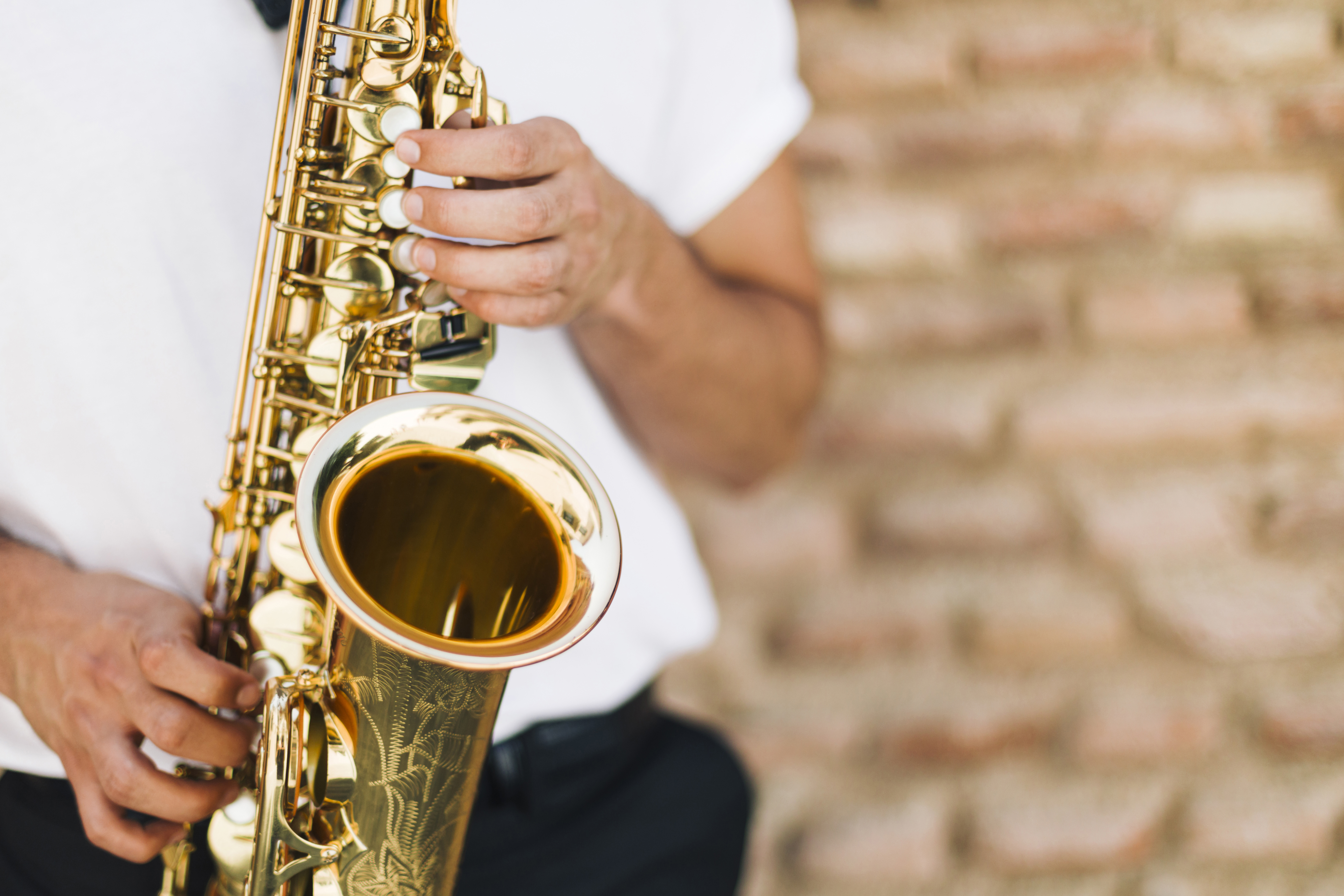 Gros plan saxophone joue par homme