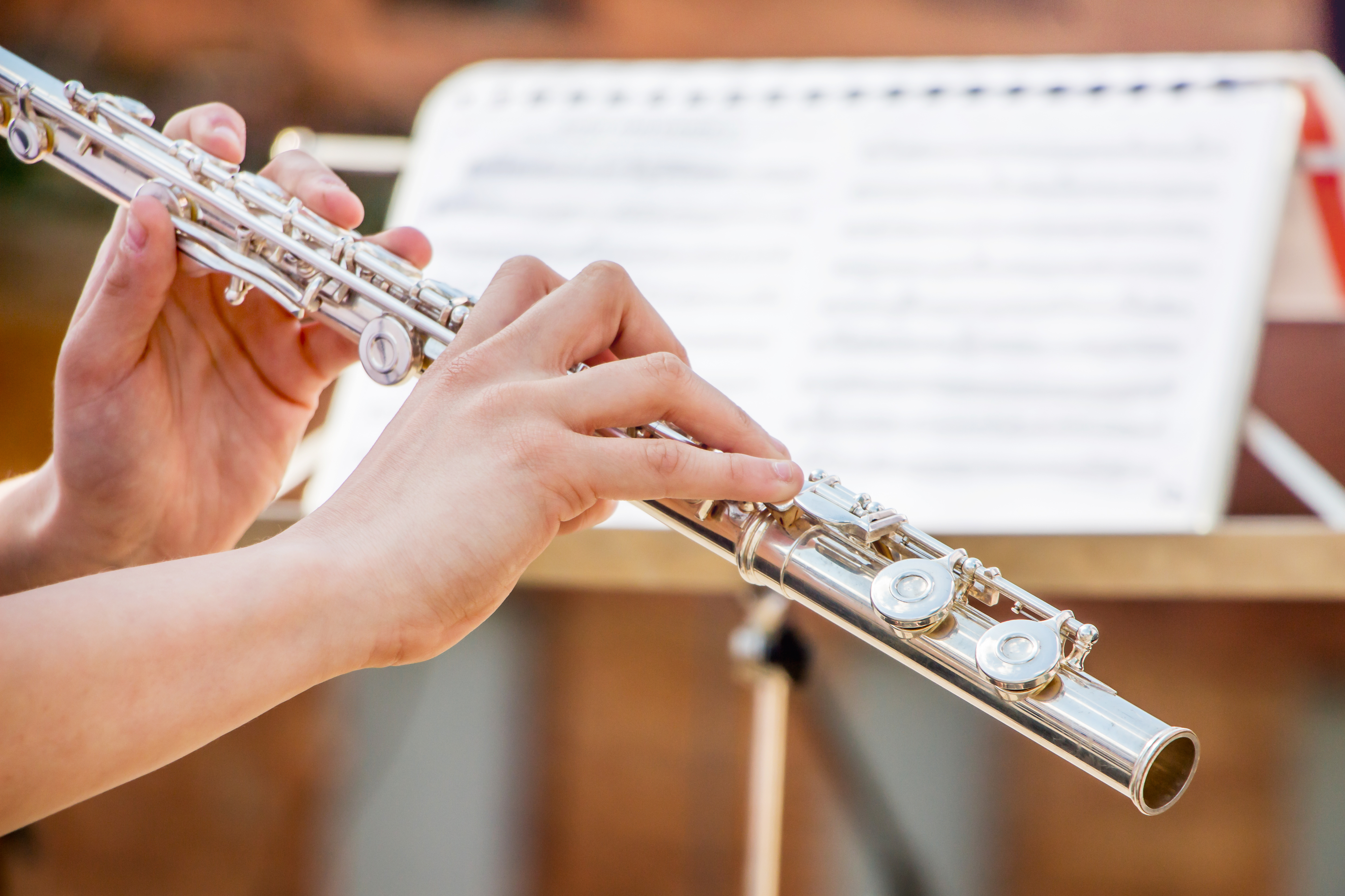 Fille joue flute flute dans mains du musicien lors execution piece musicale