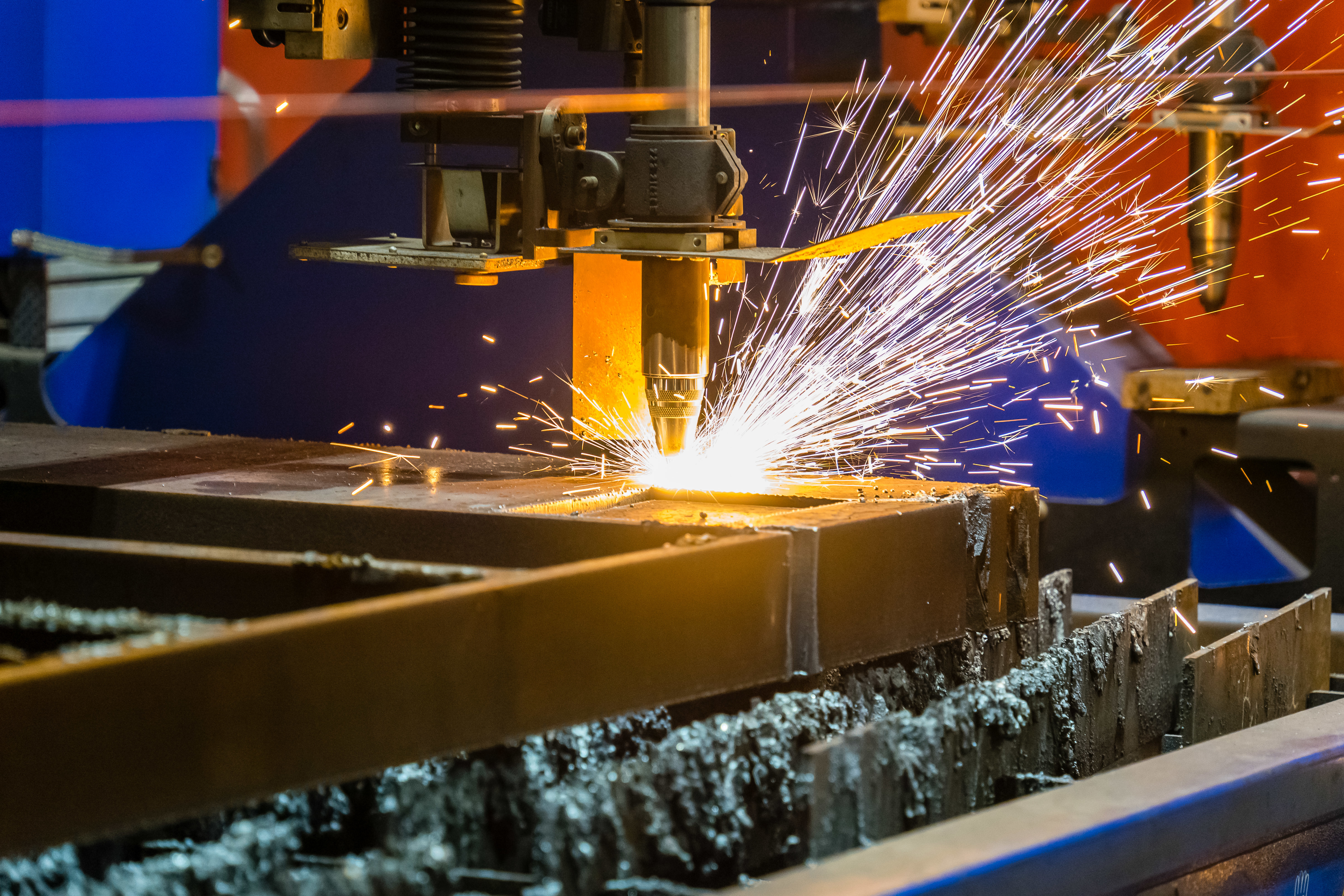 Gros plan etincelles provenant coupe acier industriel