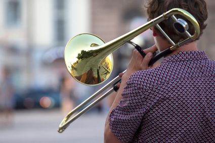 Reflet rue dans instrument trompette solo musicien masculin joue du trombone musique creativite jazz blues