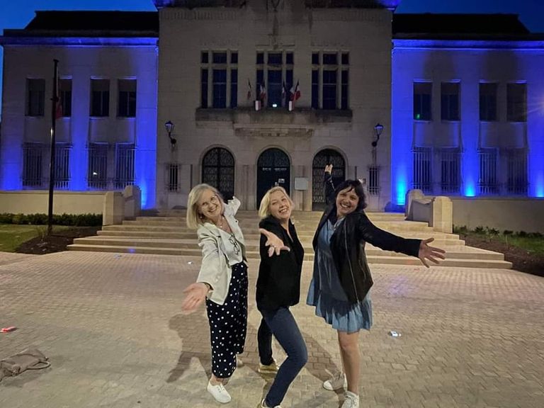 Association Fibromyalgie Aube. Qui sommes-nous ? Photo du 12 mai 2022, avec l'éclairage en bleu de l'hôtel de ville de Saint-Julien-les-Villas à l'occasion de la Journée Mondiale de la fibromyalgie.