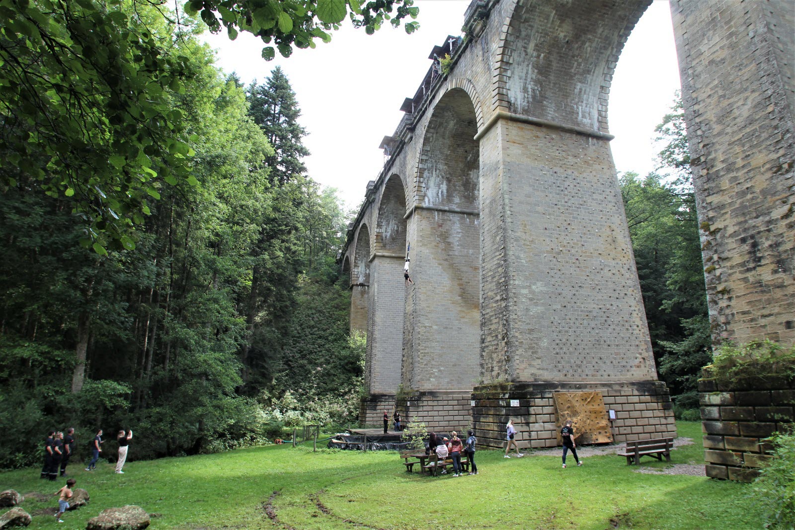 Le-viaduc-de-claudon-ou-pont-de-tatal-culmine-a-43-metres-au-dessus-de-la-foret-de-darney-photo-vosges-matin-victor-salvador-1627214166