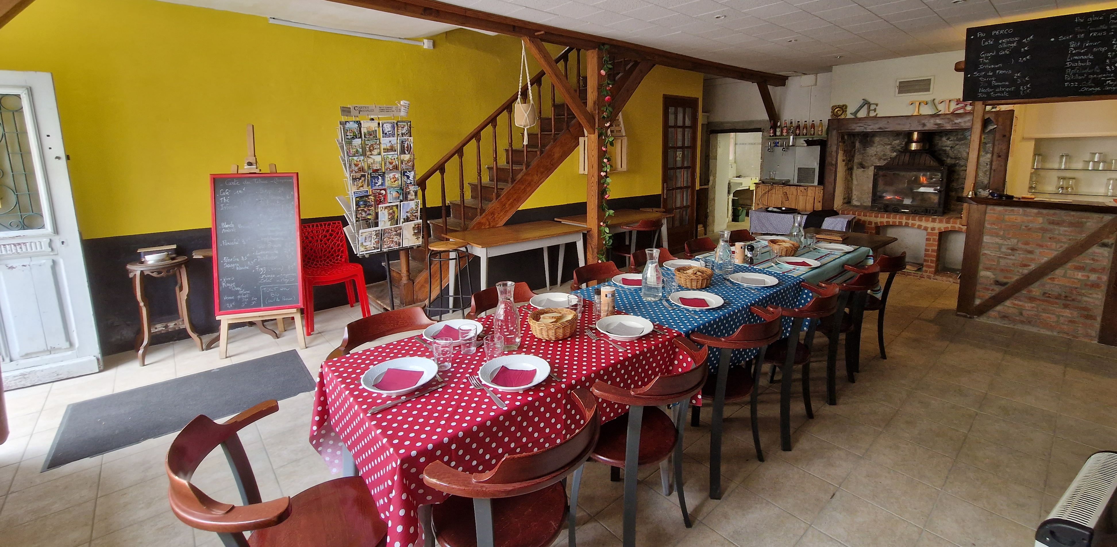 Table-demi-pension-au-cafe-avril-23