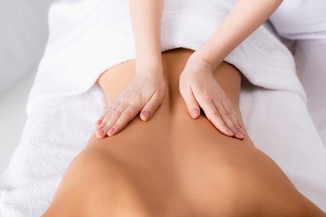 Coconut oil massage - Un massage à l'huile de coco pressée à froid compet du corps aux nombreux bienfaits pour la santé
