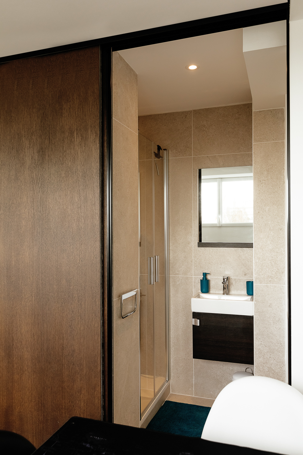 salle de bain contemporaine entièrement rénovée
