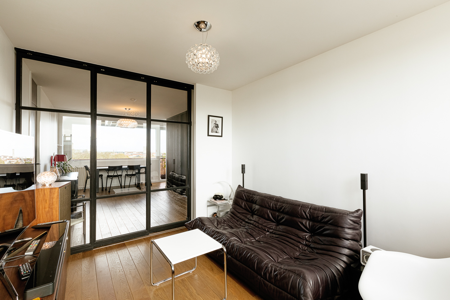 canapé togo noir en cuir dans un appartement rénové à Saintes