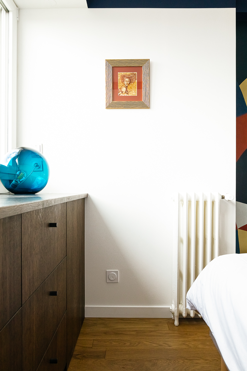 commode sur mesure en bois foncé sous une fenêtre