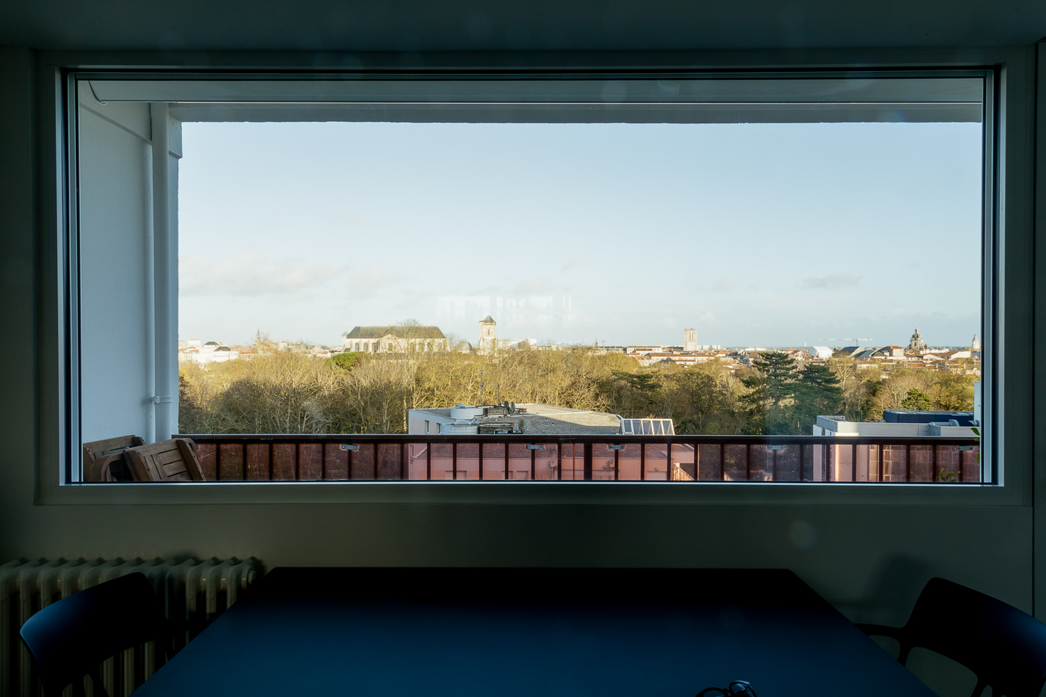 vue sur la ville depuis salon 