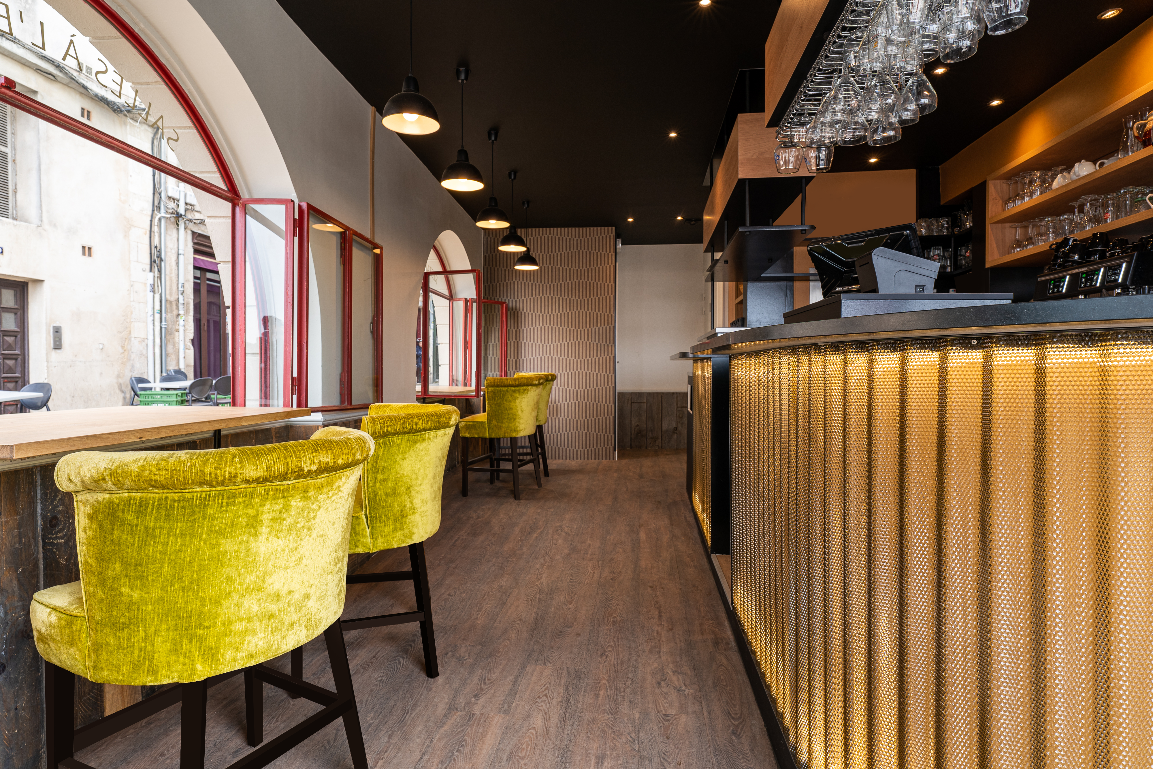 salle de bar rénovée par des artisans à La Rochelle