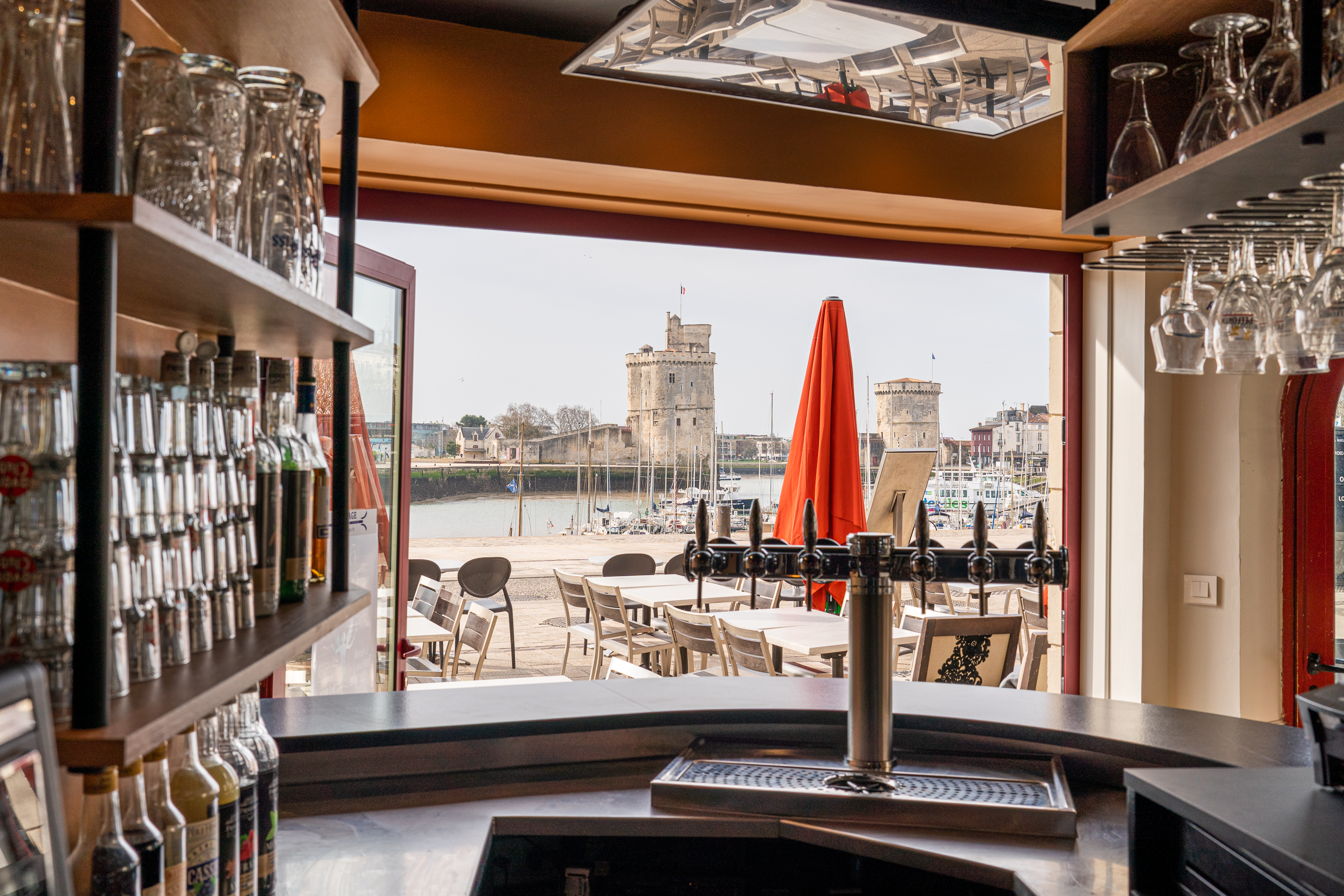 vue sur le port de la Rochelle depuis un bar 