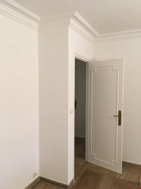 Peinture de porte en laque satinée.
Design et travaux Cannes 