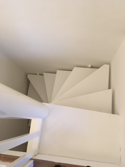 Peinture d'un escalier bois par l'entreprise Design et Travaux 