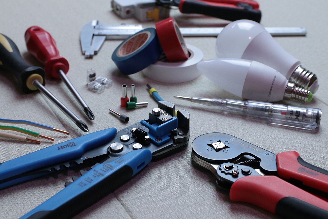 Electrician-3087536 1280