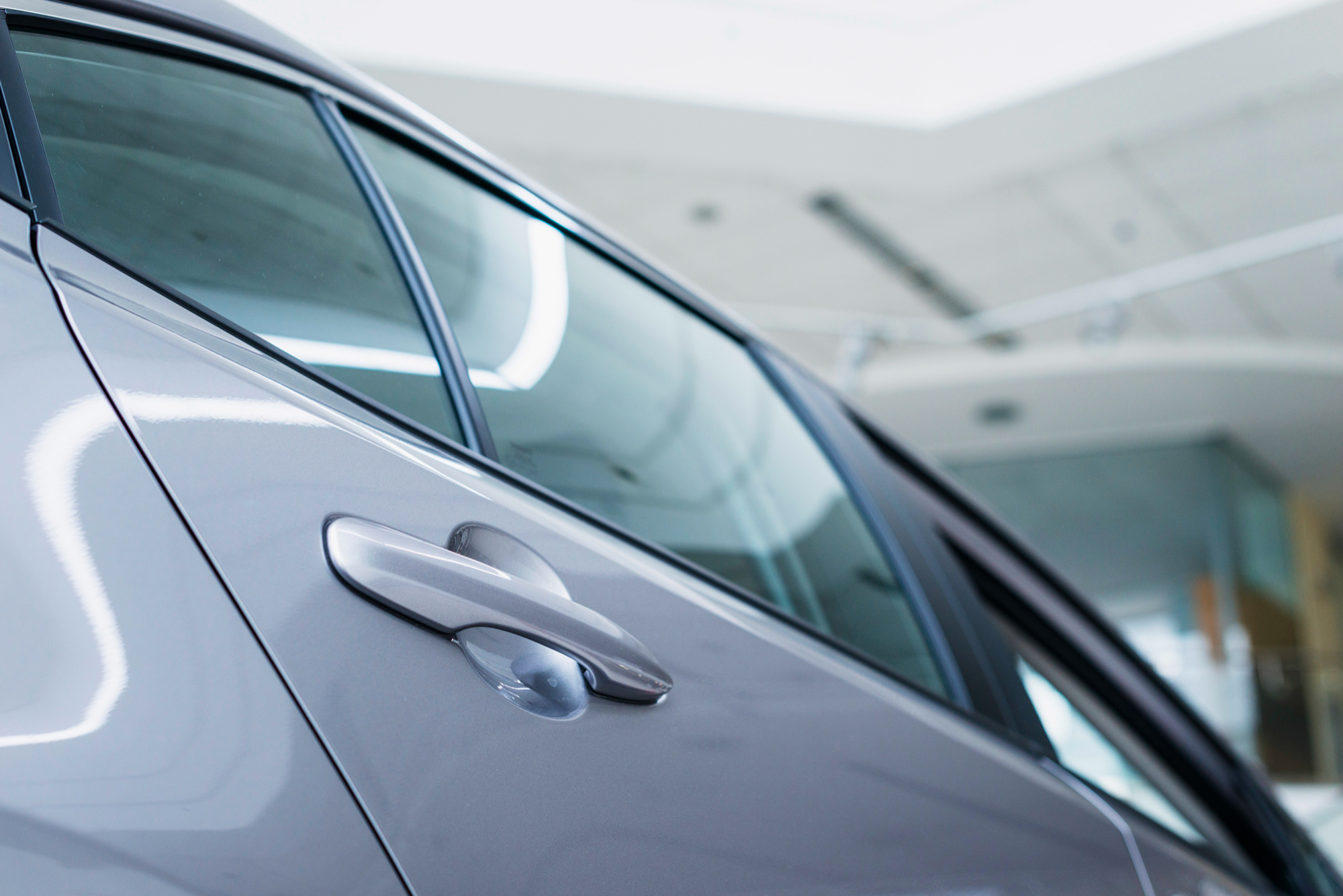 Gros plans sur les vitres et vitrages d'une voiture vendus par PW Pièces et Conseils