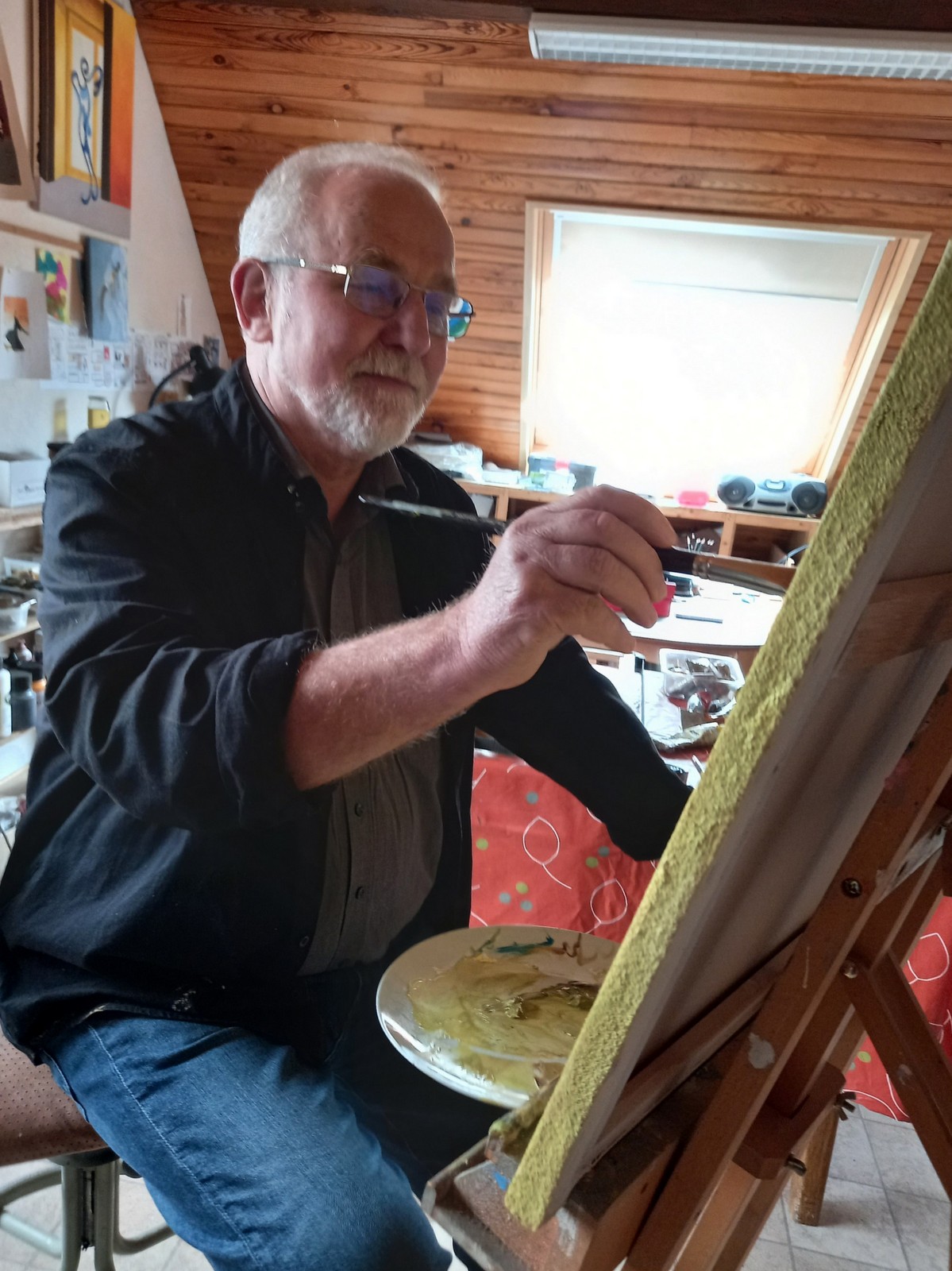 Portrait de l'artiste Francis Heintz en train de peeindre devant son chevalet. Couleurs dominantes: bleu sur fond brun clair.