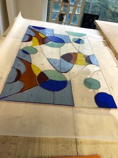 6 pieces  decoupees posees sur  le calque vitrail au plomb la dame de verre montelimar france