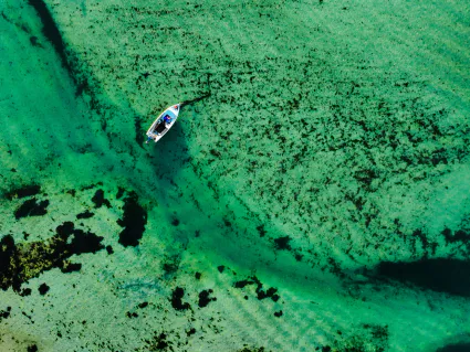 Top shot drone port de plaisance et eau limpide