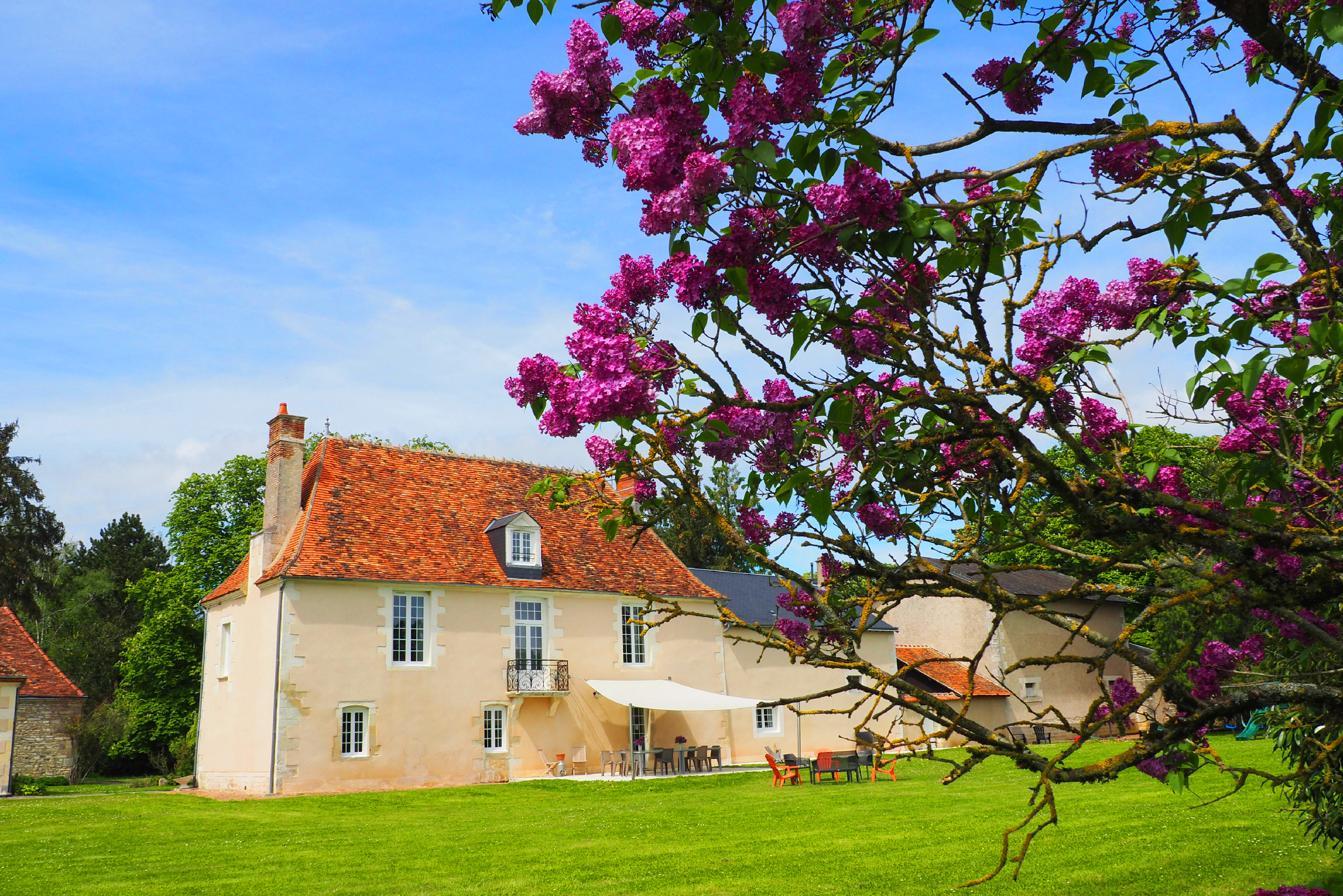 Gîte de groupe 15 personnes au Domaine de Villenoue (Berry). 6 chambres, espaces partagés, activités exclusives. Location week-end ou semaine près d'Issoudun.