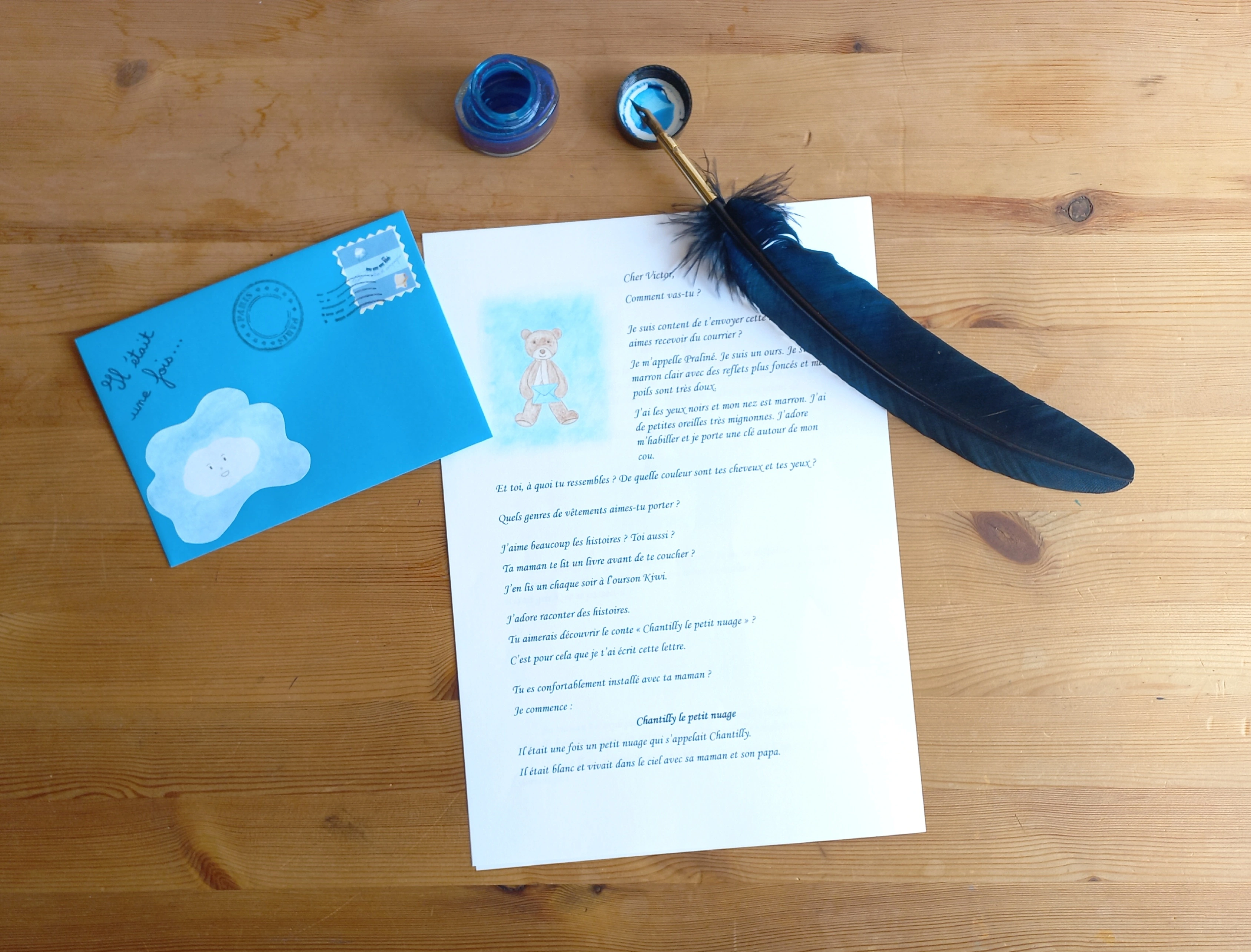 La lettre pour découvrir Chantilly le petit nuage, avec son enveloppe, une plume et de l'encre.