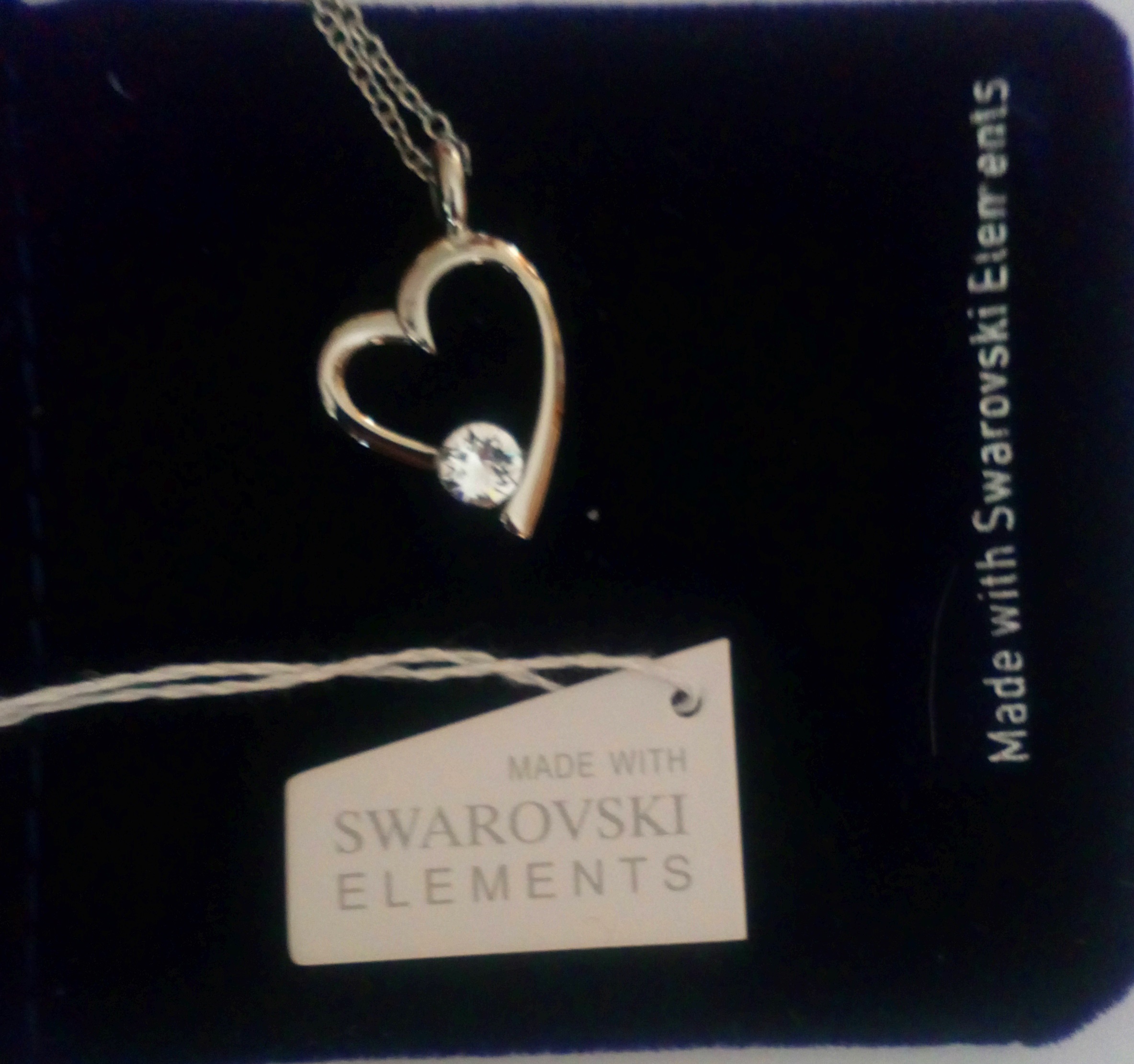 Collier disponible en bijou blanc ou rose
Stock disponible 3 Rose et 1 Blanc 
Prix de vente --> 30€