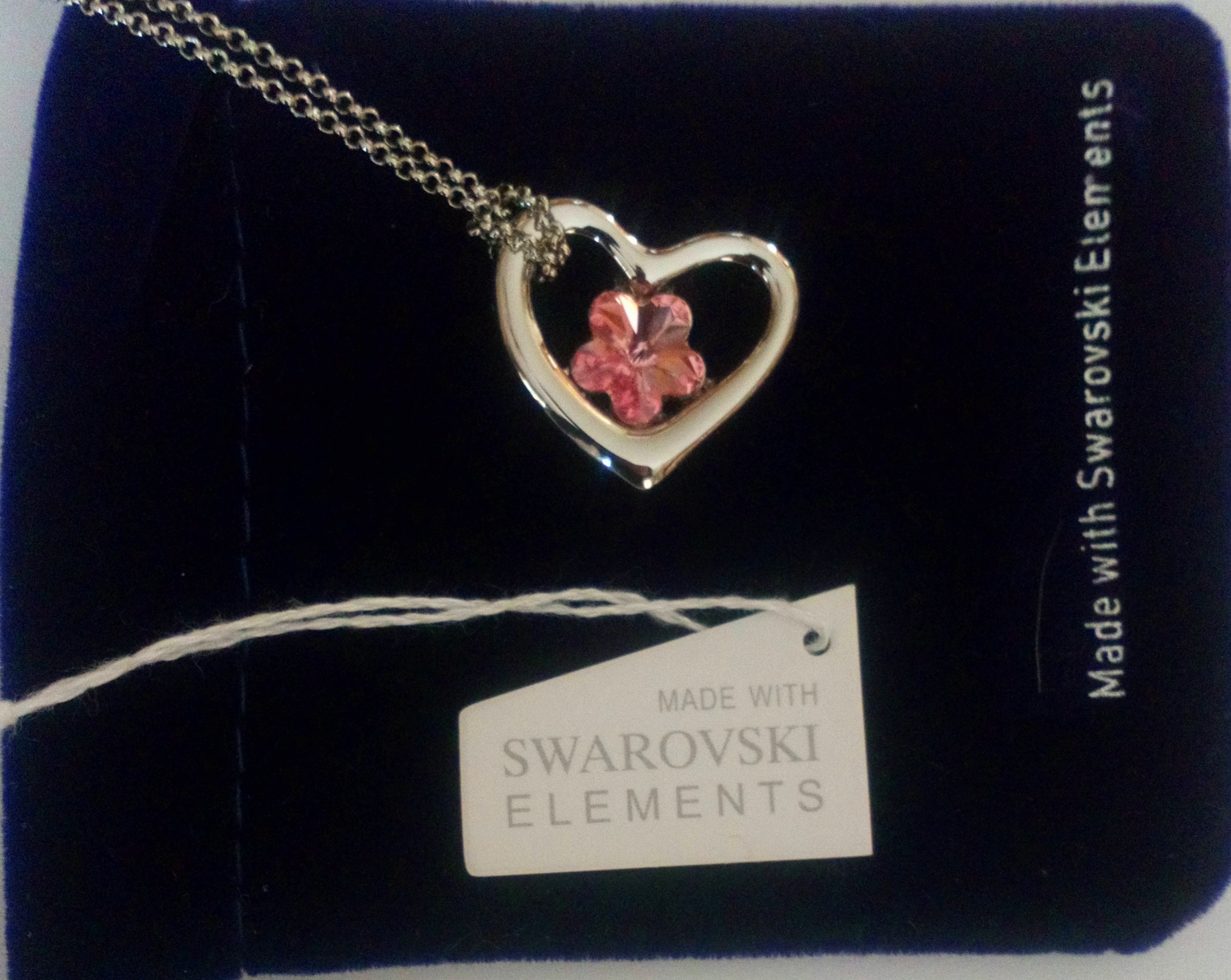 Collier disponible en bijou rose et bleu
Stock disponible 3 Bleu et 3 Rose 
Prix de vente --> 25€