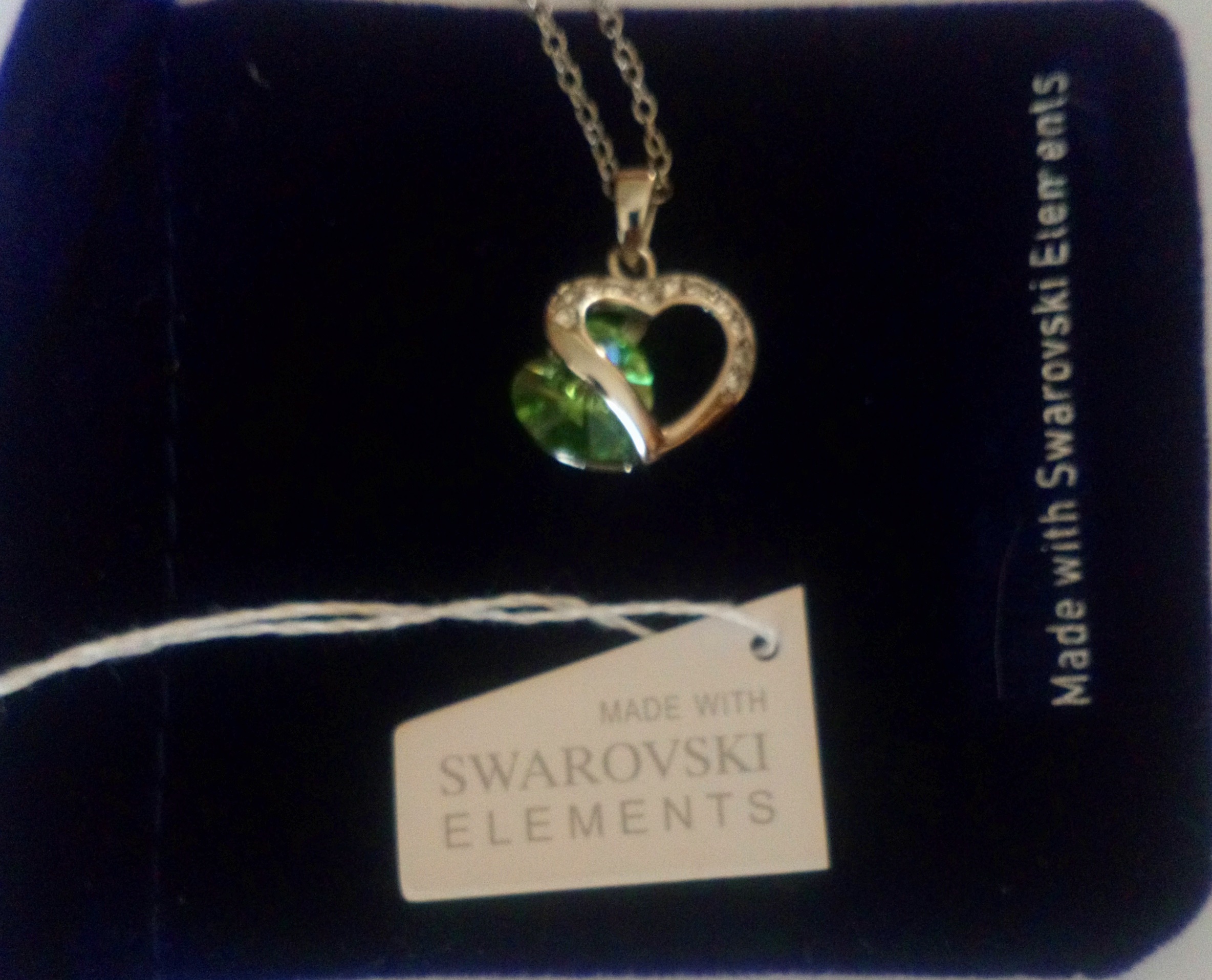 Collier disponible en bijou vert ou bleu
Stock disponible 3 Bleu et 3 Vert 
Prix de vente --> 30€