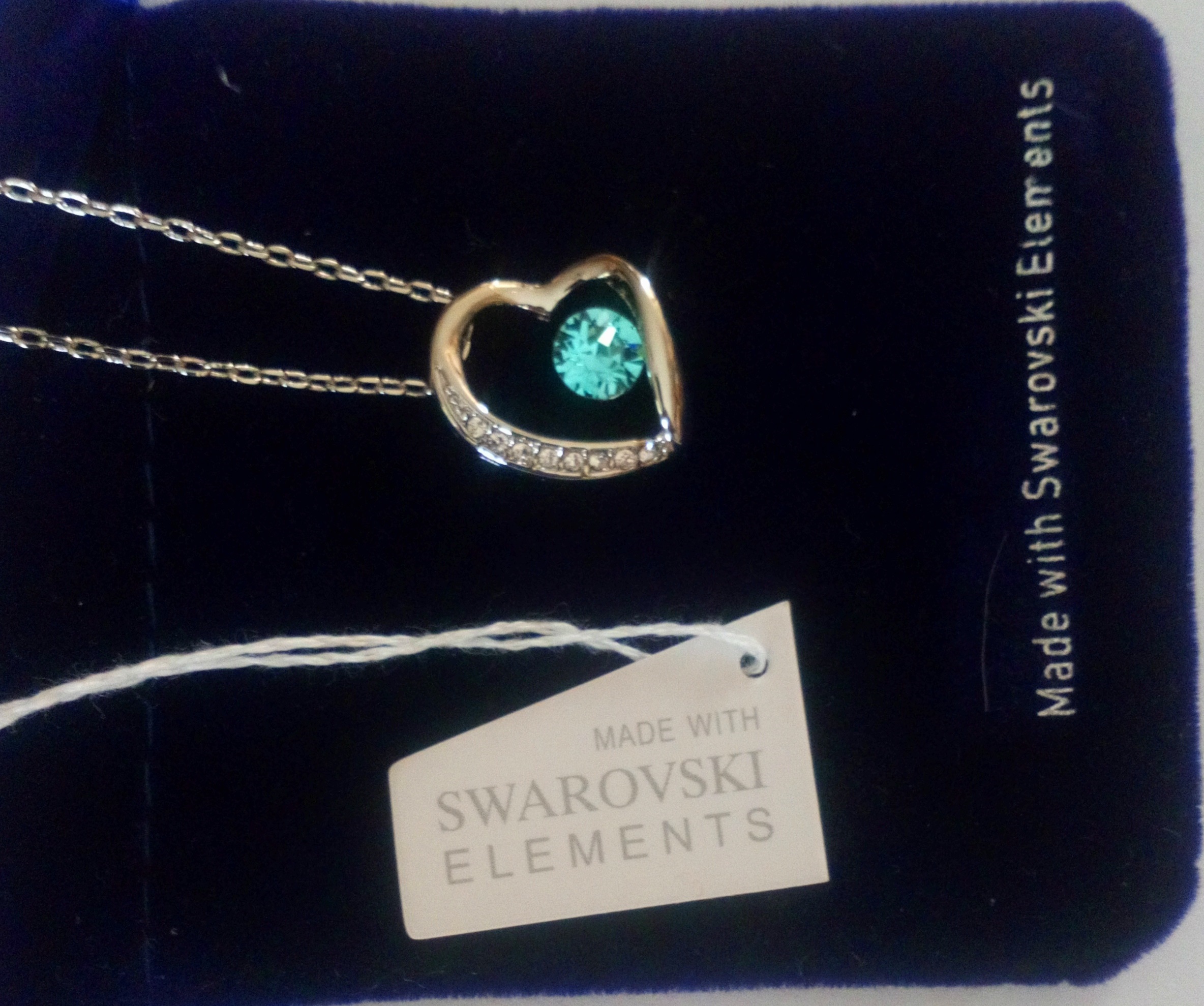 Collier disponible en bijou bleu ou rose
Stock disponible 1 Bleu et 1 Rose 
Prix de vente --> 30€