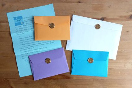 Les 4 enveloppes de couleur de l'histoire Chantilly le petit nuage dans Les histoires de Praliné. 