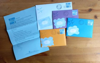 Les 4 enveloppes colorées de l'aventure postales Les histoires de Praliné + la lettre pour la maman. 